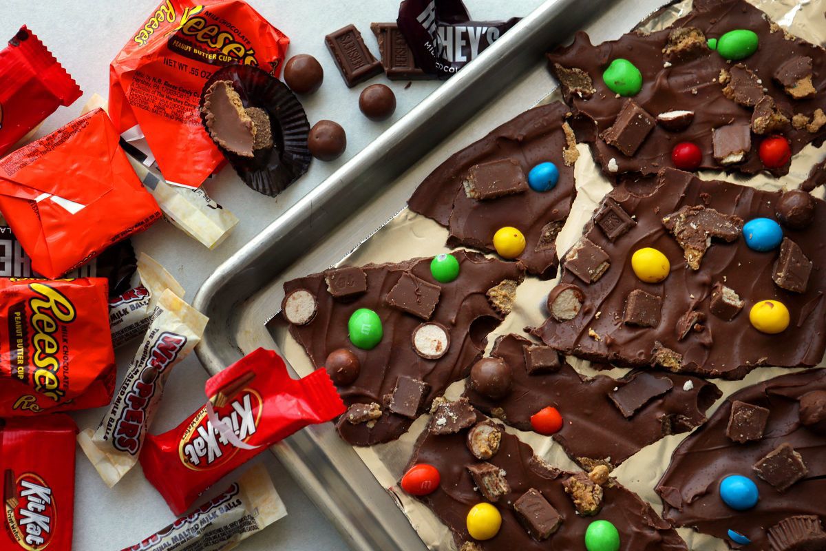 Leftover Halloween candy recipes - Halloween Candy Bark